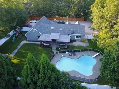 Private pool and jacuzzi in a fully fenced backyard. (amenities extra fees applies) 