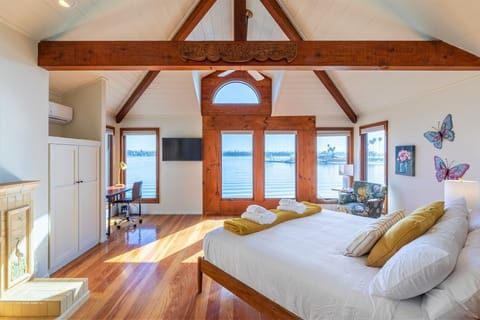 Vaulted ceilings and views