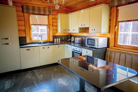 Luxury 2-bed lodge  | Private kitchen | Espresso maker, coffee/tea maker, electric kettle
