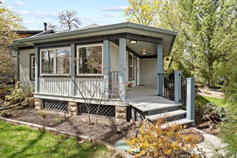 Welcome to Callie's Cottage! Walk the tree-lined streets to neighborhood parks and historic Hyde Park