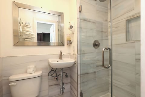 Twin Room, Private Bathroom | Bathroom | Shower, free toiletries, hair dryer, towels