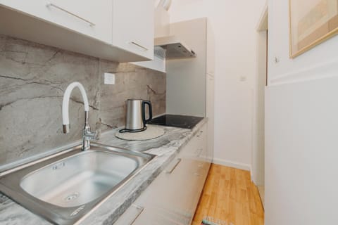 Basic Studio, 1 Double Bed, Non Smoking | Private kitchen