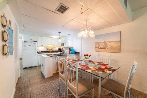 Seating for 6 at the dining room table