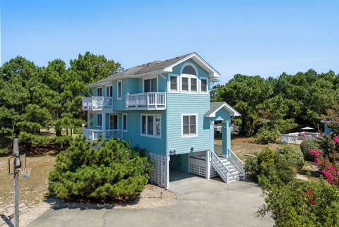 M863: Holiday House | Front Exterior