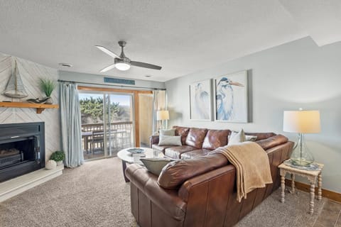 QE6: OBXcitement l Mid Level Living Area