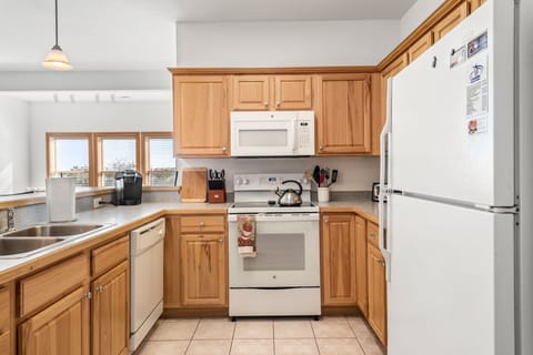 SBC503: North Bay Retreat l Kitchen