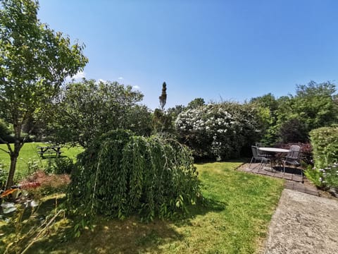 Alfresco dining in Honeysuckle's cottage garden. 