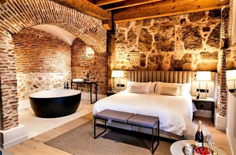 Deluxe Suite | Egyptian cotton sheets, premium bedding, down comforters, pillowtop beds