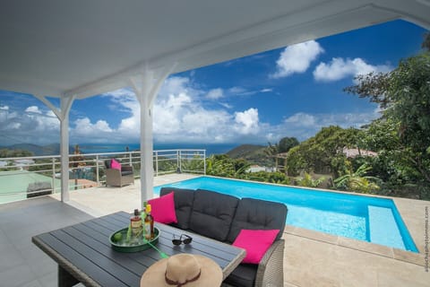 Enjoy Villa Amajuli's blend of creolity and modern comfort, with a magnificent pool and a view of the Caribbean Sea.