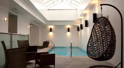 Indoor pool, sun loungers