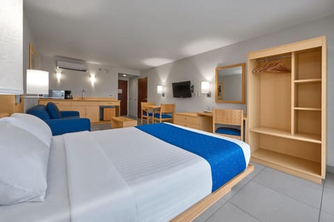 Suite, 1 Queen Bed with Sofa bed | Desk, iron/ironing board, free WiFi, bed sheets