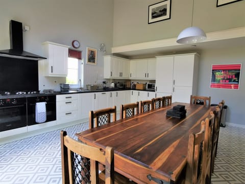 The well equipped kitchen features twin ovens. Bosch. 