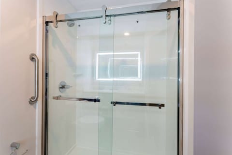 Room, 1 King Bed, Non Smoking | Bathroom | Free toiletries, hair dryer, towels