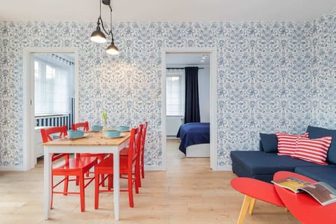 Dining area with natural light – Cozy dining space with large windows and seaside-inspired décor.
