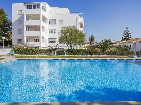 Water, Plant, Building, Sky, Daytime, Swimming Pool, Blue, Azure, House, Tree