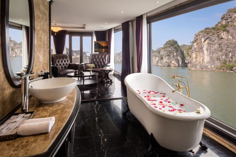 Presidential Suite | Bathroom | Shower, hydromassage showerhead, free toiletries, hair dryer