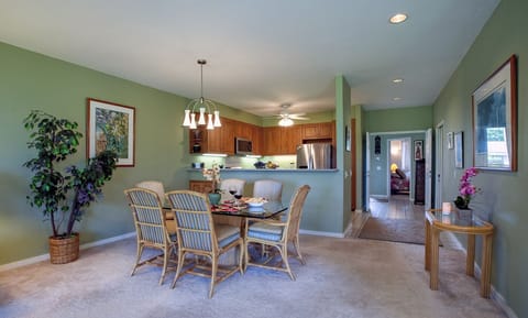 Emmalani Court Princeville rentals | Emmalani Court 411 | kitche - Emmalani Court Princeville rentals | Emmalani Court 411 | kitchen/dining