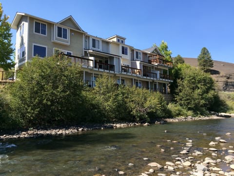 Right on the San Juan River, stand alone 5 plex with Riverview on the right side