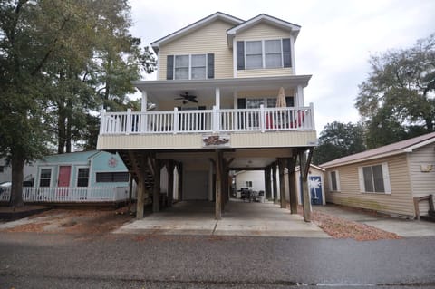 1442 Mermaid Dr - 5 bedroom, 3.5 bath waiting for you to make memories.