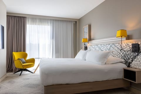 Junior Room, 1 King Bed | Premium bedding, in-room safe, laptop workspace, blackout drapes