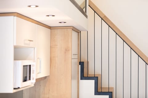 Premium Loft, 1 Bedroom, Lanai, Mountainside | Soundproofing, free WiFi, bed sheets