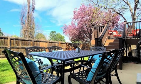 Patio Table Seats 6