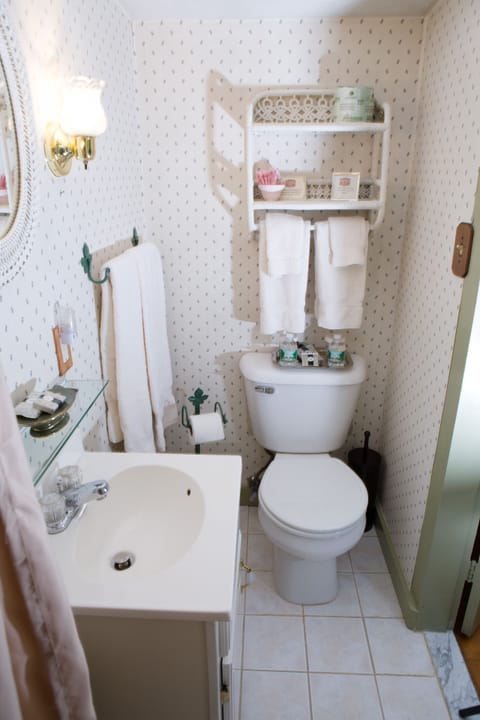 Standard Double Room, Ensuite (Clove Room) | Bathroom | Free toiletries, hair dryer, towels, soap