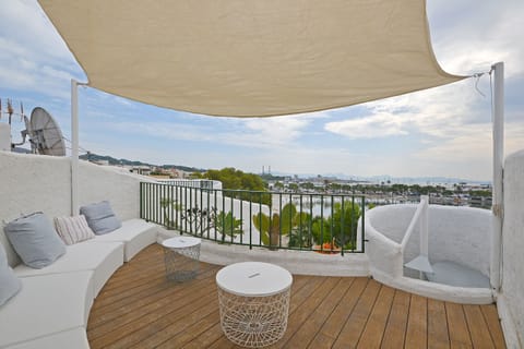 Alcúdia Sea, a modern seafront apartment in Alcúdia, Mallorca, with spectacular views for an unforgettable experience.
