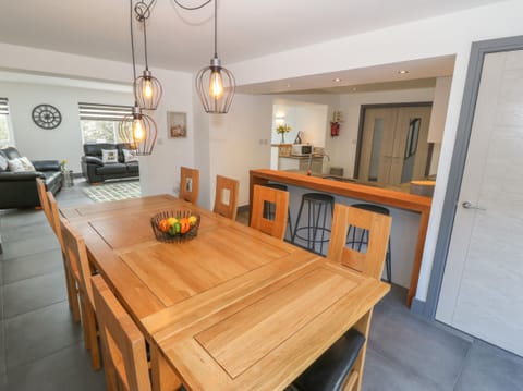 Cottage | Private kitchen | Fridge, dishwasher, cookware/dishes/utensils