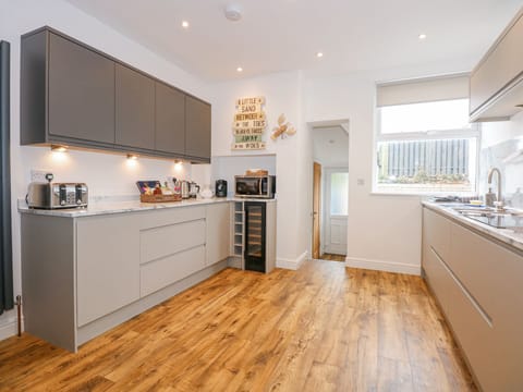 Fridge, dishwasher, cookware/dishes/utensils