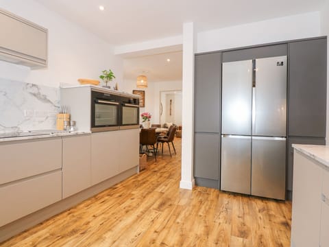 Fridge, dishwasher, cookware/dishes/utensils