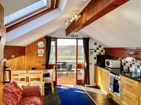Cottage | Private kitchen | Fridge, microwave, cookware/dishes/utensils