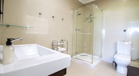 Deluxe Room, 1 Bedroom (Deluxe Double Room) | Bathroom | Shower, free toiletries, hair dryer, bathrobes