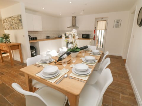 Cottage | Private kitchen | Fridge, dishwasher, electric kettle, toaster