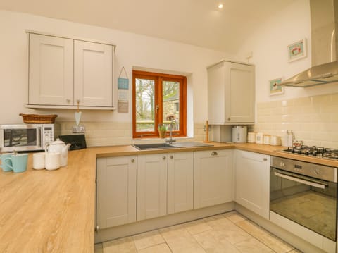 Cottage | Private kitchen | Fridge, dishwasher, electric kettle, toaster