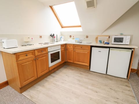 Cottage | Private kitchen | Fridge, electric kettle, toaster, cookware/dishes/utensils