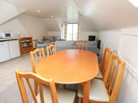 Cottage | Private kitchen | Fridge, electric kettle, toaster, cookware/dishes/utensils