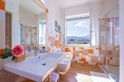 Family Apartment, Multiple Bedrooms, 2 Bathrooms (Appartamento Bianca Gemma) | Bathroom | Shower, hair dryer, bidet, towels