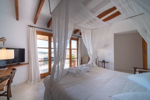 Standard Suite | Premium bedding, down comforters, memory foam beds, in-room safe