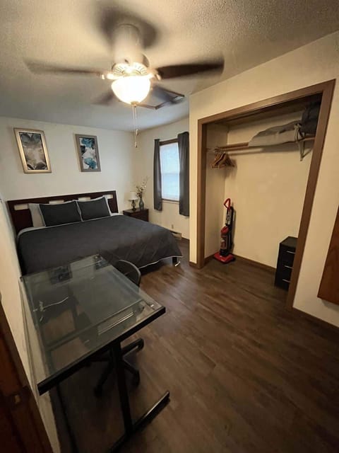 Bedroom - Workspace