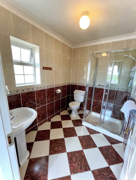 Deluxe Room, Ensuite | Bathroom | Shower, hair dryer, towels