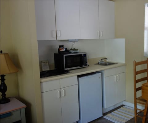 Deluxe Room, 1 Queen Bed | Private kitchenette | Microwave, coffee/tea maker, cookware/dishes/utensils