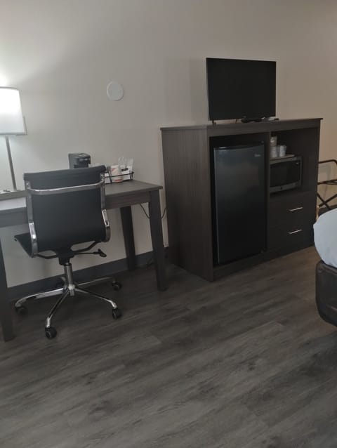 Room, 1 Queen Bed, Non Smoking | Premium bedding, down comforters, individually decorated