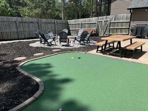 Fully fenced-in ‘backyard’: putting green, cornhole pit (bags/boards incl)