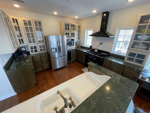 2nd floor main room / kitchen