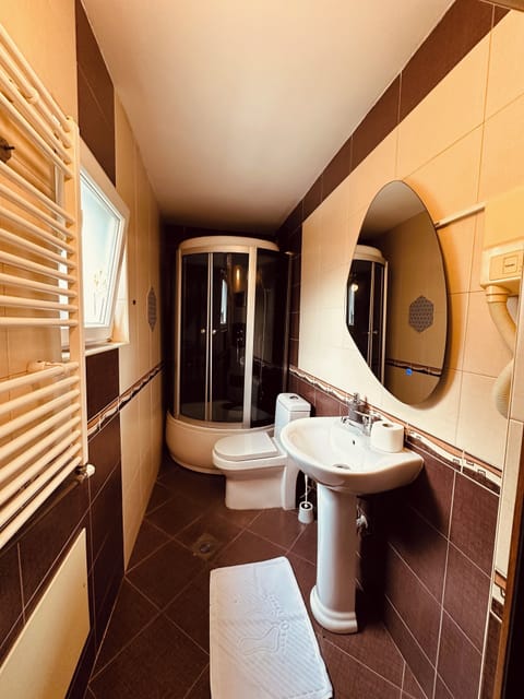 Standard Twin Room, 2 Twin Beds, Non Smoking | Bathroom | Shower, hydromassage showerhead, free toiletries, hair dryer