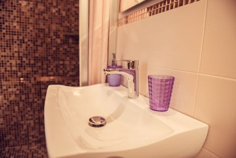 Standard Room | Bathroom | Shower, free toiletries, hair dryer, bidet