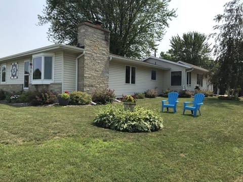 Beautiful house with a nice lawn to enjoy the scenery.