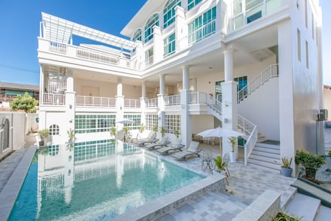 Outdoor pool, sun loungers