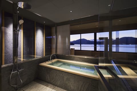 Luxury suite sea-view | Bathroom | Separate tub and shower, free toiletries, hair dryer, slippers